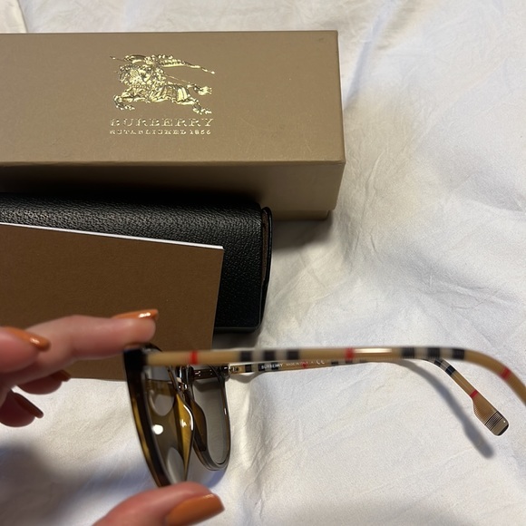 Burberry sunglasses. Worn once!! In perfect condition - Picture 2 of 4